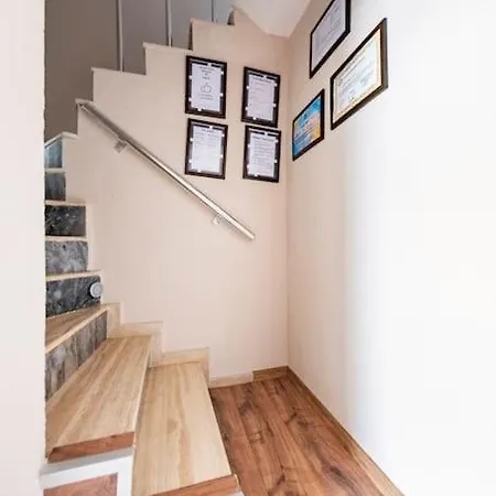 Arya Roof House * 말마리스