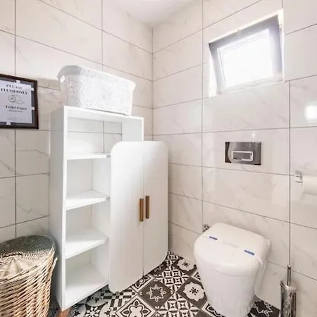 Arya Roof House Villa *